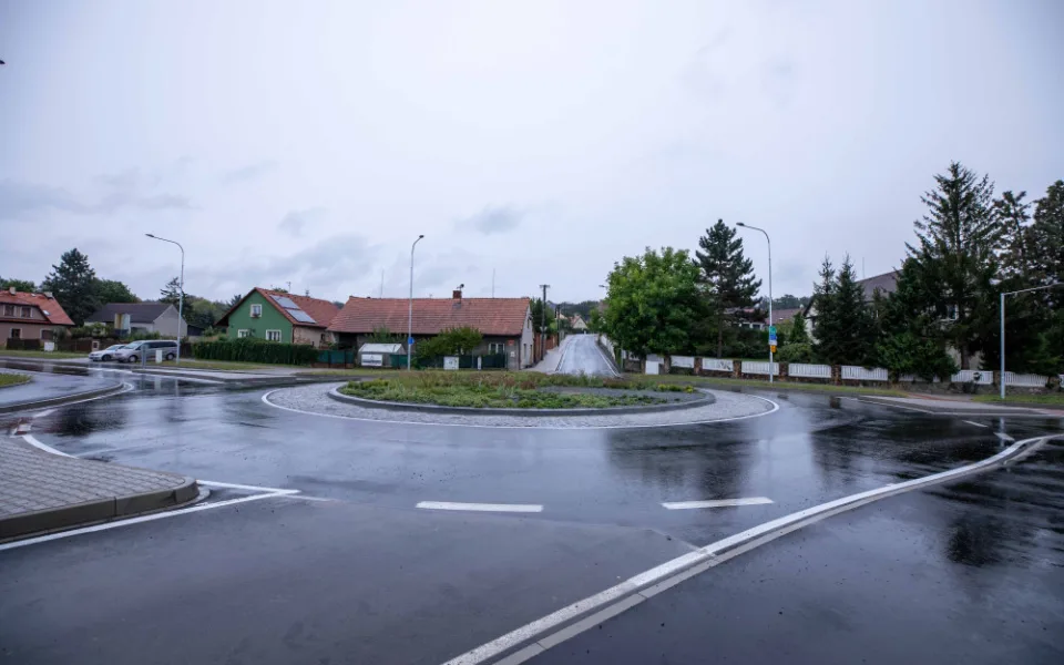 Nejvýznamnějším prvkem stavby je nově vybudovaná okružní křižovatka o průměru 16 metrů v místě křížení s ulicemi K Fořtovně a V Mokřinách