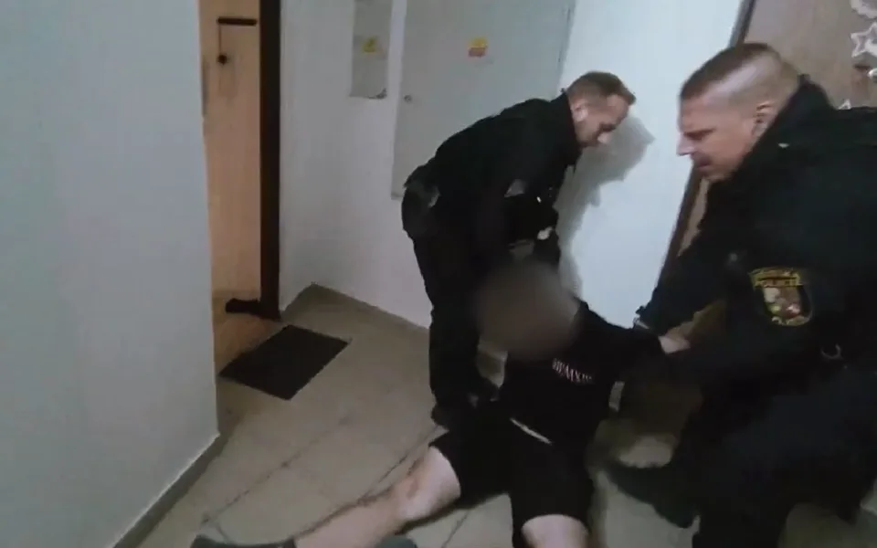 Strážníci pomohli ženě, která ležela na chodníku a ztrácela vědomí. Bojovat museli i se zdrogovaným mladíkem