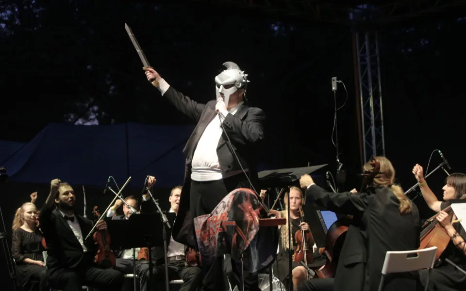 Rád se chodím historicky znemožnit, říká dirigent Jiří Korynta, diváky baví filmovými melodiemi i kostýmy