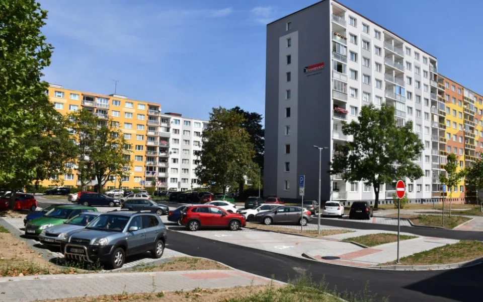 Díky rekonstrukci vnitrobloků vnikla nová parkovací místa a přibyla zeleň