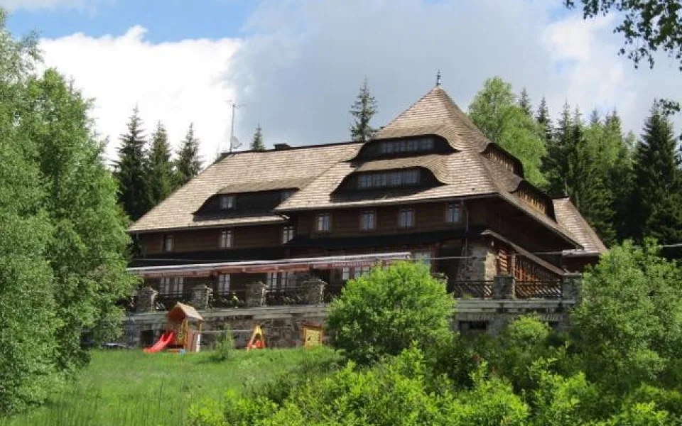 Slavná Klostermannova oslaví 100 let od svého otevření. Jde o nejznámější rekreační objekt na Šumavě