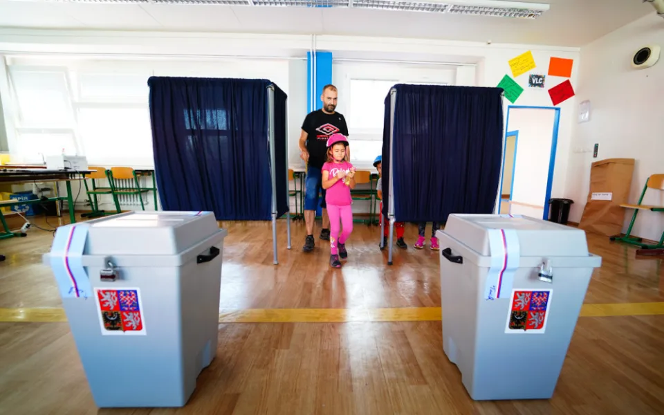 VOLBY 2024: Druhý den voleb začíná. Lidé rozhodují o nových krajských zastupitelích i senátorech