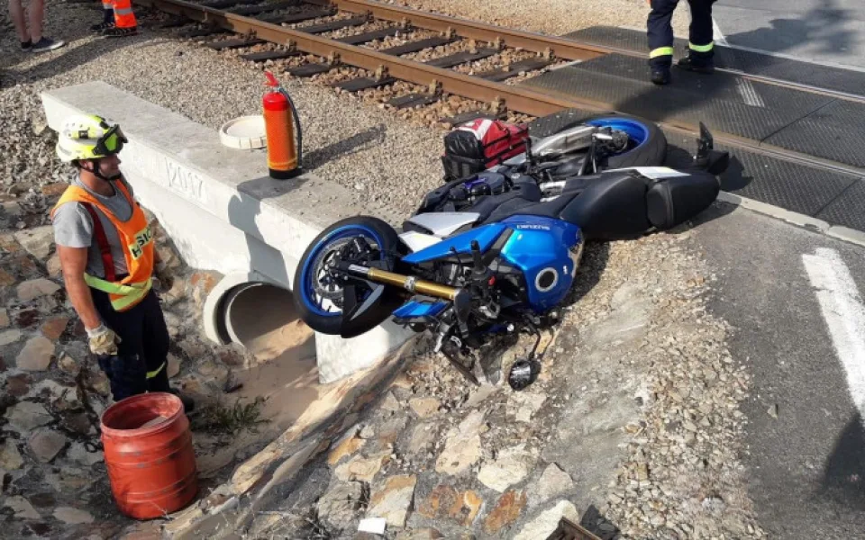 V tomto případě motorkář utrpěl při střetu s vlakem těžké zranění