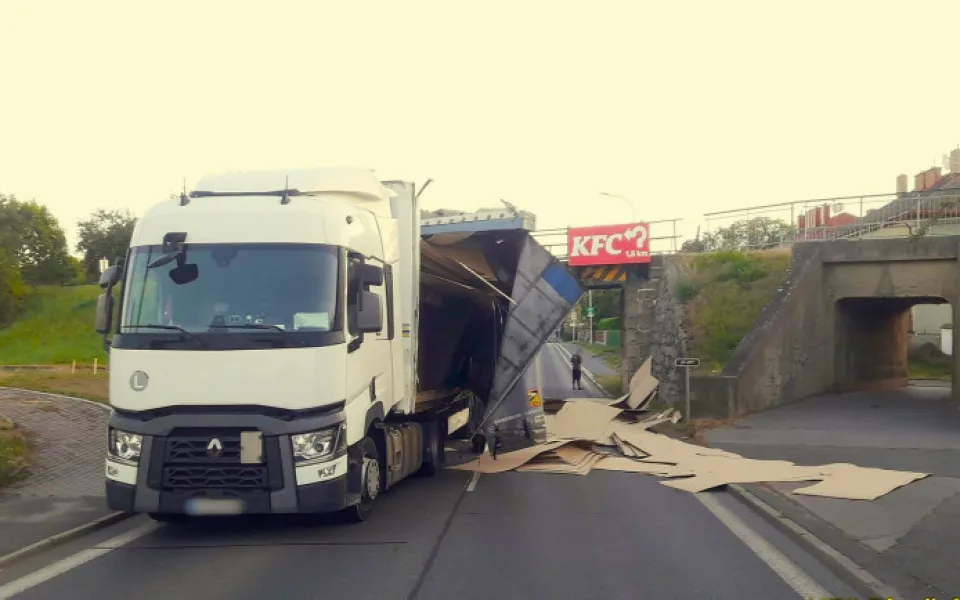 Fotografie zachycuje jinou nehodu kamionu, která se stala pod známým mostem. Nejde o popisovanou havárii, při níž zahynul spolujezdec z osobního automobilu