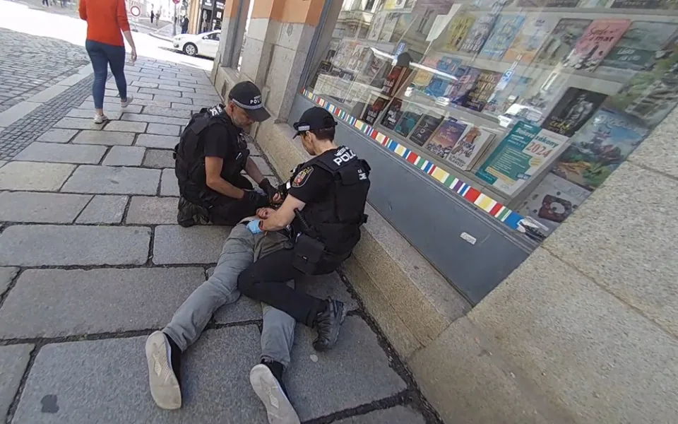 Po rvačce se strážníky skončil muž v poutech na zemi
