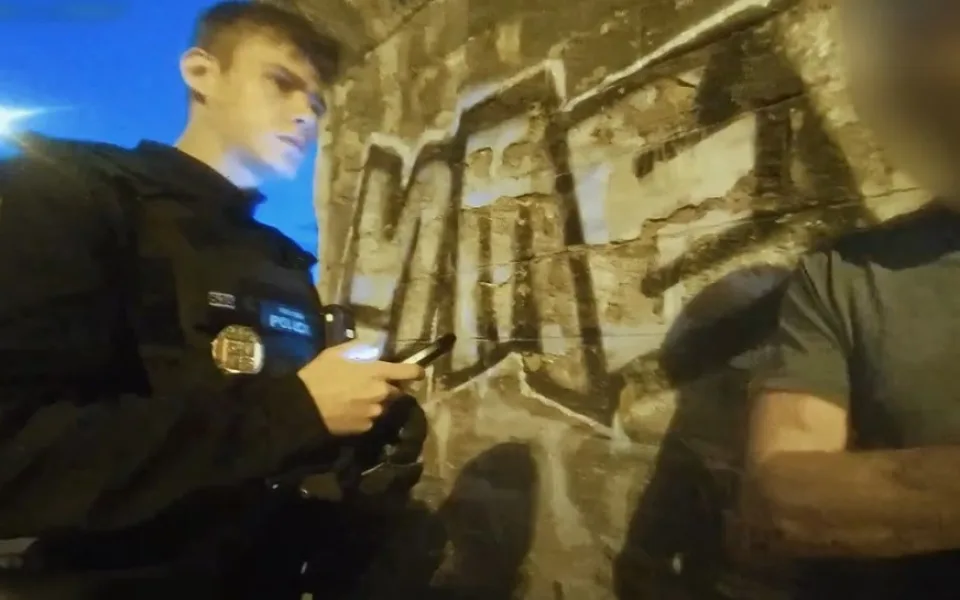 Agresivní opilec zaútočil na strážníky, kteří se mu snažili pomoci. A to neměl dělat