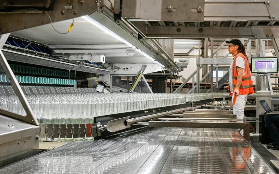 Novou automatizovanou stáčecí linku na skleněné obaly za 700 milionů korun zprovoznil pivovar Plzeňský Prazdroj