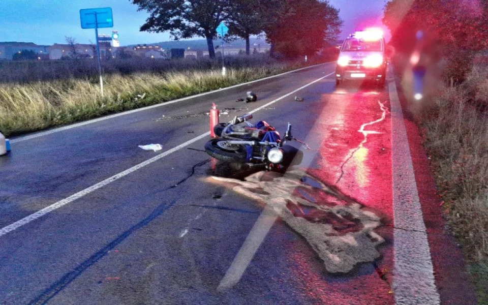Šestačtyřicetiletý motorkář nepřežil střet s osobním vozem nedaleko obchodního centra Olympia v Plzni.