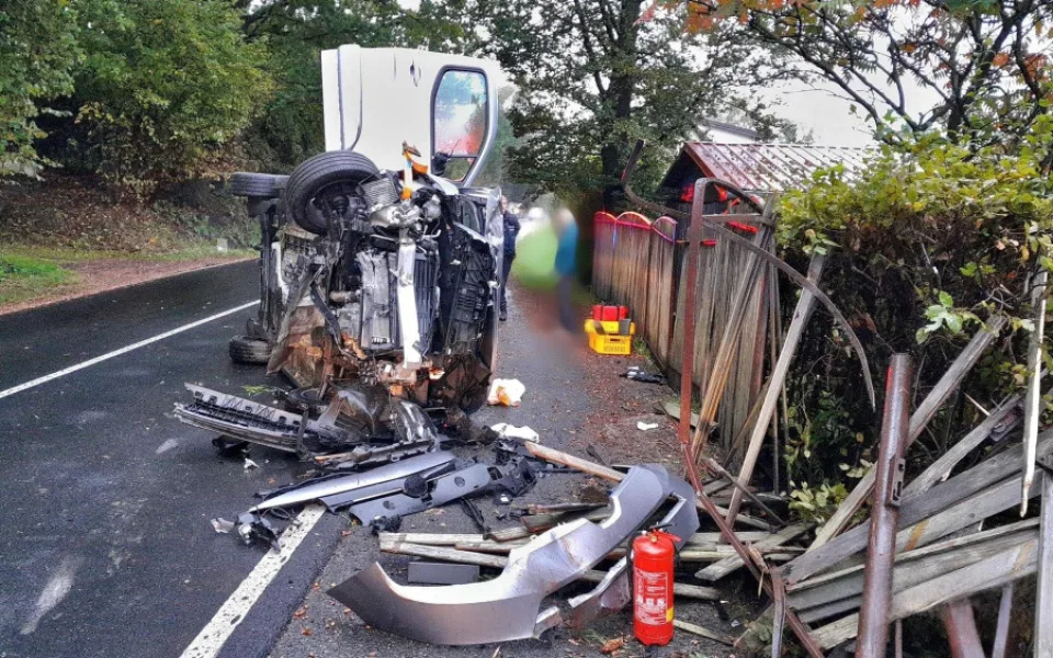 Děsivá nehoda osobního automobilu, po nárazu do plotu zůstal na boku s totálně sešrotovaným předkem