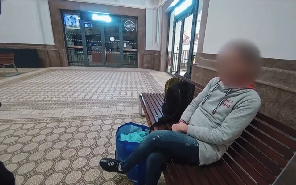 VIDEO: Silně opilá žena se usadila v nádražní hale a odmítala odejít