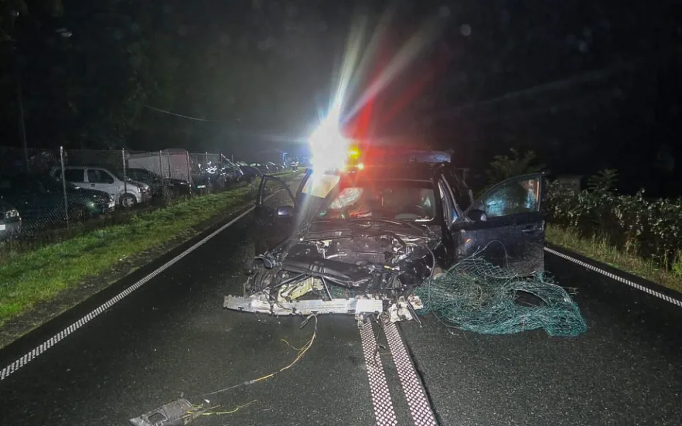 Řidič se svým BMW vyletěl ze silnice do areálu autobazaru, kde zdemoloval deset vystavených vozidel