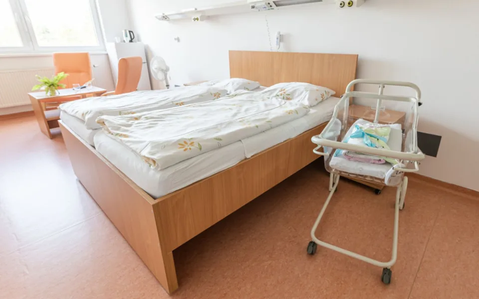 V novém rodinném pokoji může být s rodičkou přes noc i tatínek nebo sourozenec