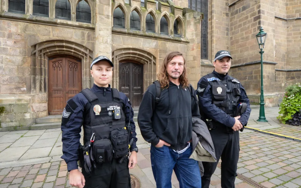 Strážníkům pomůže s bezdomovci nový asistent, sám žil několik let na ulici