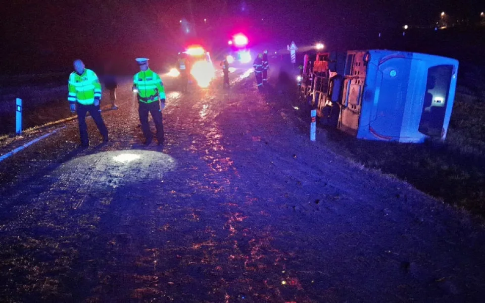 Autobus se převrátil na bok do příkopu. Dostal smyk na silnici, kterou silně znečistila vrstv kluzkého bahna