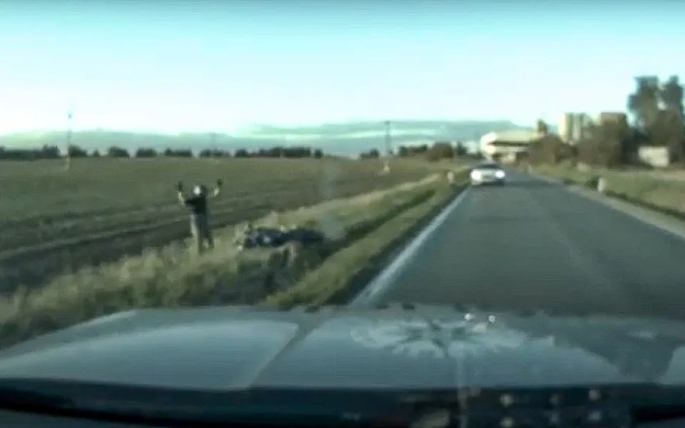 Na ukradené motorce policistům neujel a po havárii se vzdal