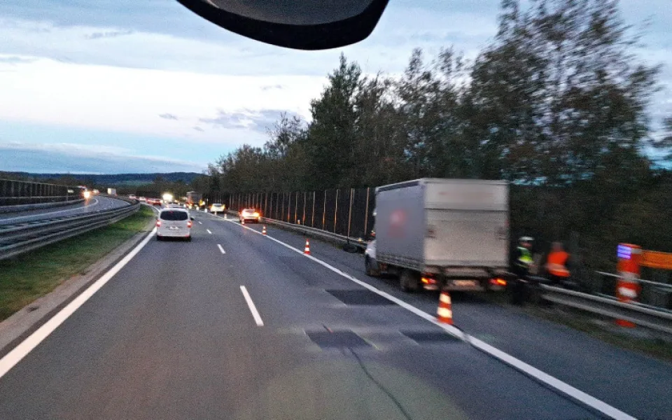 Patnáct vozidel havarovalo ráno na dálnici D5. Automobily narazily do části pneumatiky, která odpadla z náklaďáku
