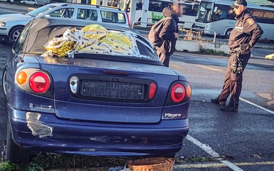 Cizinec se ubytoval ve vraku zaparkovaném mezi ostatními automobily na placeném parkovišti. A to neměl dělat