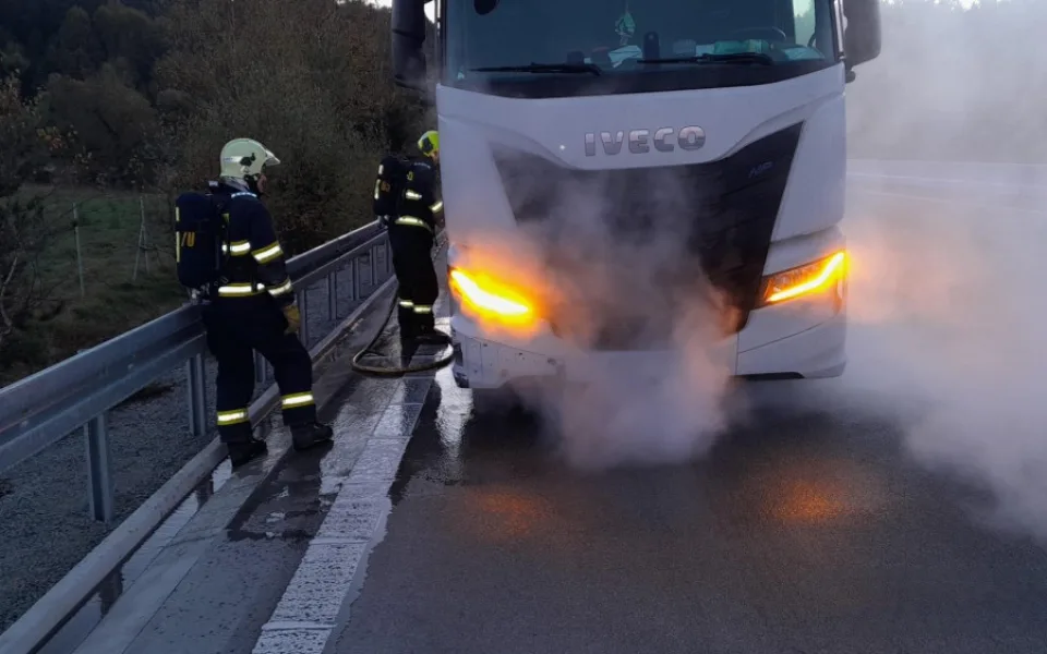 Z kamionu na dálnici kvůli technické závadě unikal plyn