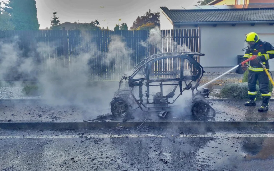 Nejprve na ulici totálně shořelo jednomístné a kapotované elektrické vozítko