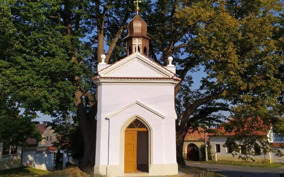 Kaplička v Černicích je opravená. Práce vyšly na 2,3 milionu korun