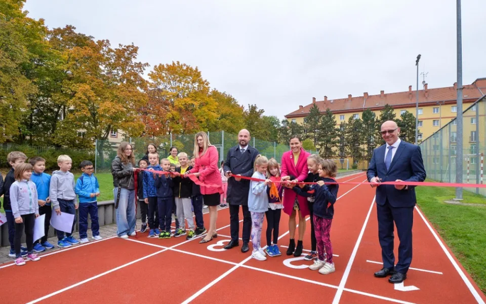 Město nechalo opravit atletickou dráhu na plzeňské základní škole. Práce vyšly na 6 milionů korun