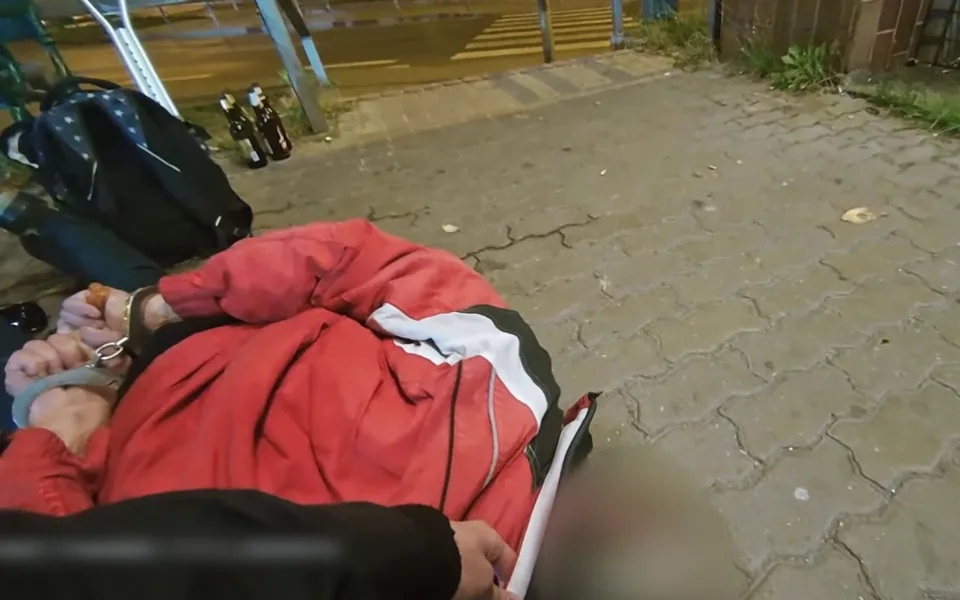 VIDEO: Opilý a agresivní muž napadl hlídku, strážníci s ním rychle zatočili