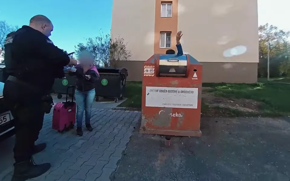 VIDEO: Riskoval život v kontejneru na elektroodpad, dříve v něm uhořel muž