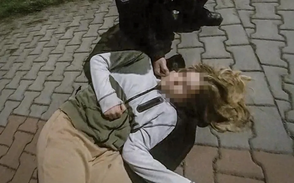 Pohřešovanou dívku našli v podivném stavu ležet na chodníku. Objevil ji tam náhodný chodec a přivolal pomoc