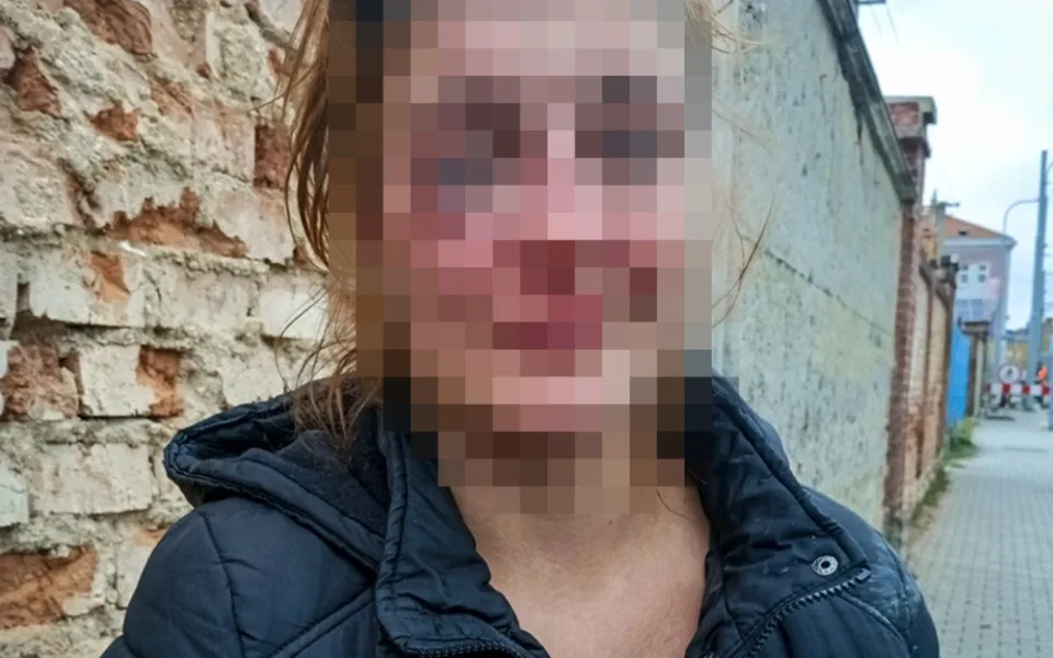 Hádka opilého páru skončila napadením, muž svou partnerku zbil až měla obličej i ruce od krve