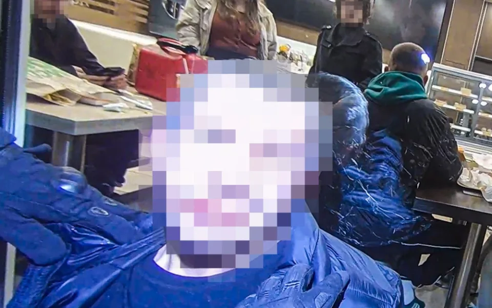 Žebral a bral lidem jídlo z jejich táců, policie si pro výtržníka došla do rychlého občerstvení