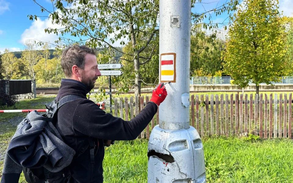 Značkač Klubu českých turistů v akci na šumavském Špičáku