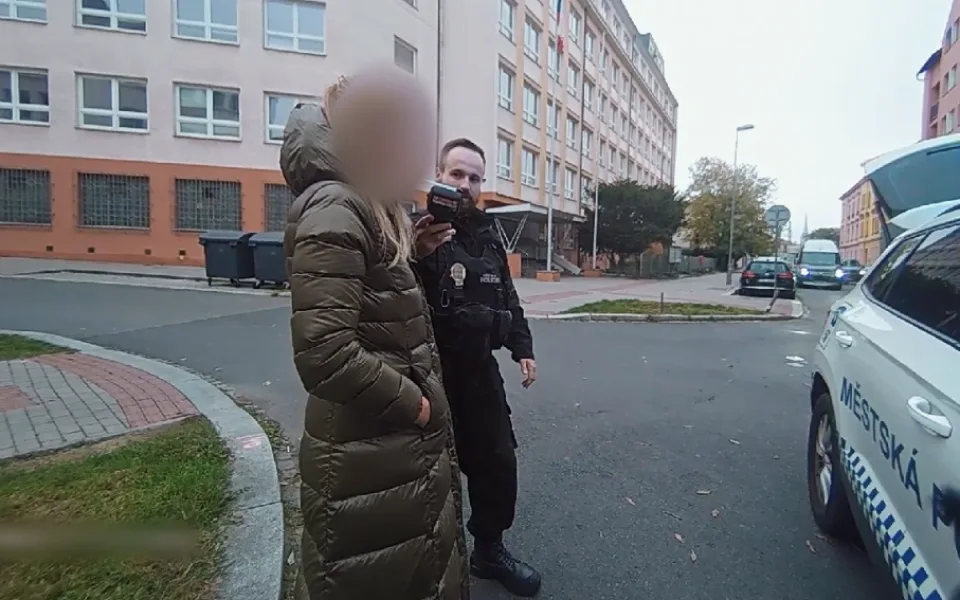 VIDEO: Řidička šokovala i samotné strážníky, porušila snad všechny myslitelné předpisy
