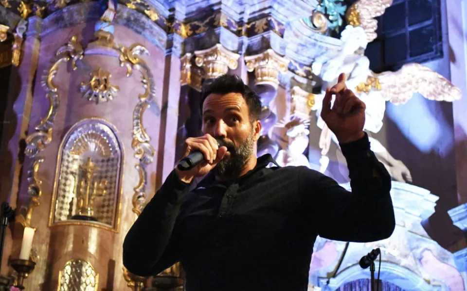 Václav Noid Bárta zazpíval lidem v Nemanicích, historicky první koncert v kostele uspořádal místní spolek nadšenců