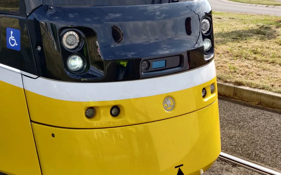 Chytrá tramvaj umí reagovat na různé situace na trati, třeba na chodce a překážky