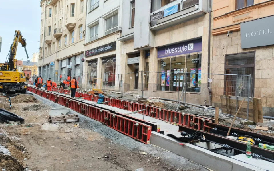 Přímo v centru Plzně nejvíce ničila řidiče i chodce oprava tramvajové trati ve Zbrojnické ulici