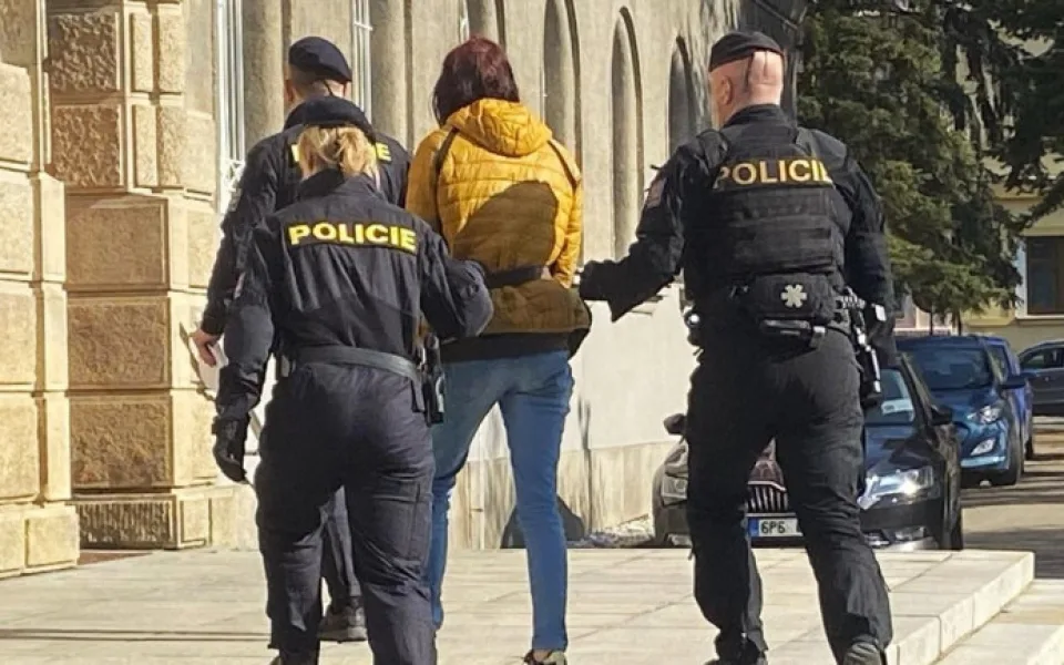 Mladá žena krátce po svém zadržení v Klatovech