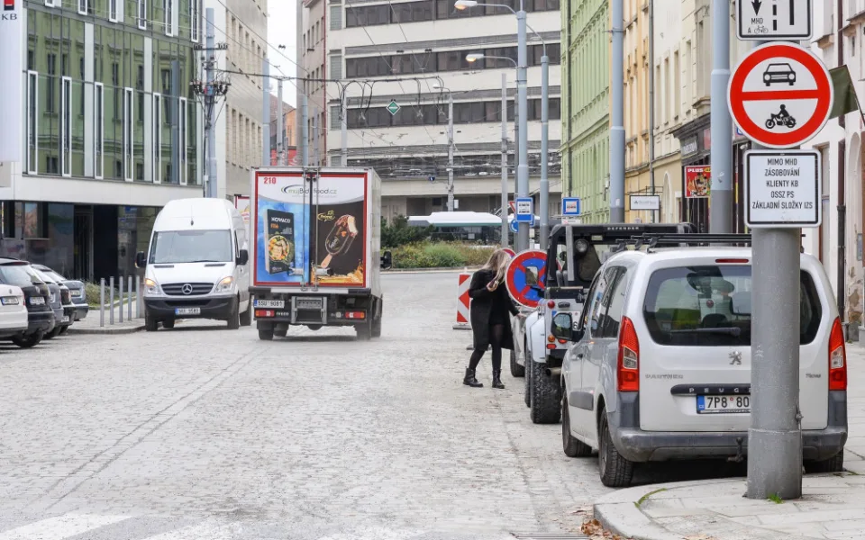 Oprava Goethovy ulice je u konce, dělníci tam osadili přes 30 tisíc kostek. Provoz se tam vrátí už v pátek