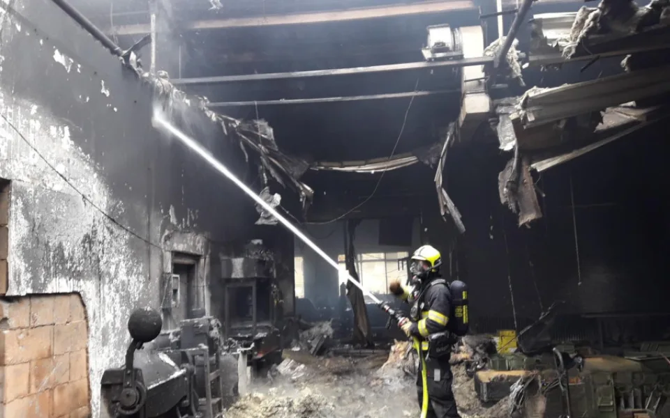 Výrobní halu zdemoloval požár a exploze. Způsobená škoda jde do milionů korun