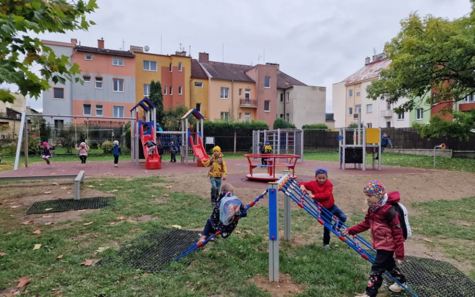 Slovanské děti se radují z proměny hřiště ve vnitrobloku za jídelnou U Koně
