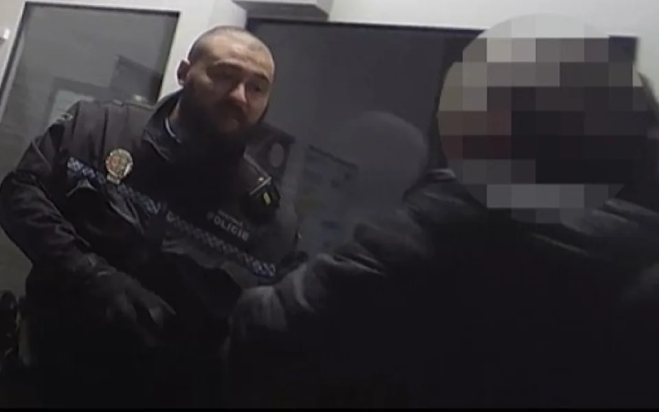 Agresivní muž s velmi podivným chováním se snažil vniknout do objektu vysokoškolských kolejí. A to neměl dělat