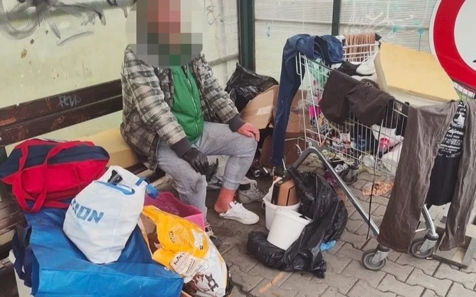 Bezdomovci si budují příbytky přímo v ulicích města. Jeden obsadil zastávku MHD se svým mobiliářem
