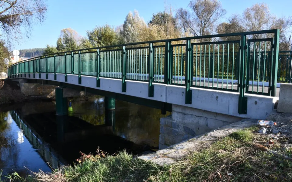 Most přes Mži v Radčicích se dostal do havarijního stavu, teď už je opravený a mohou na něj i zemědělci s technikou