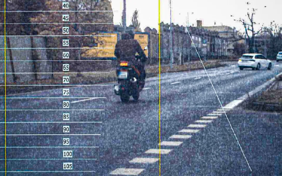 Na povolené padesátce to hodně přehnal s rychlostí řidič mercedesu i motorkář. Ten už měl navíc zákaz řízení