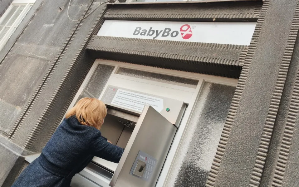 Babybox nové generace je modernější a mnohonásobně jištěný. Matky do toho starého odložili pět dětí
