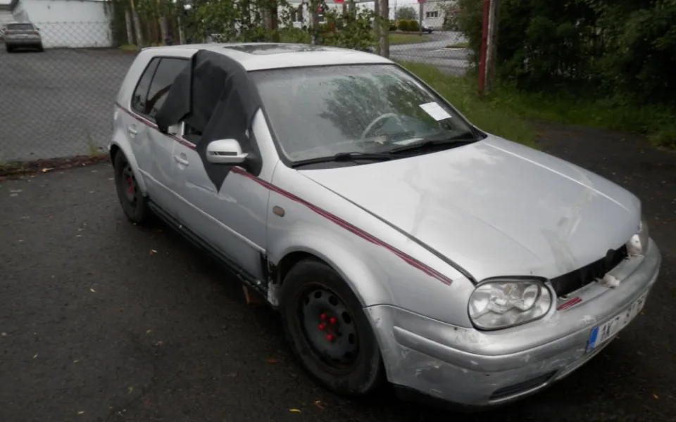 Radnice stále řeší nedostatek parkovacích míst, mnoho jich zabírají ohyzdné autovraky