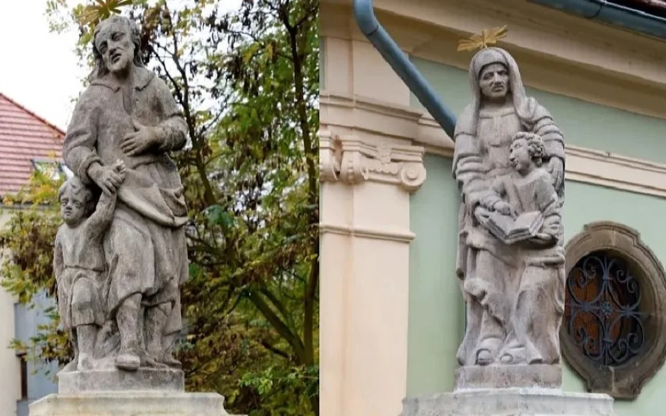 Před kostel U Ježíška se po dlouhých letech vrátily restaurované barokní sochy svaté Anny a svatého Josefa