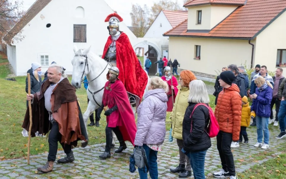 Svatý Martin se svou družinou dorazí na statek U Matoušů