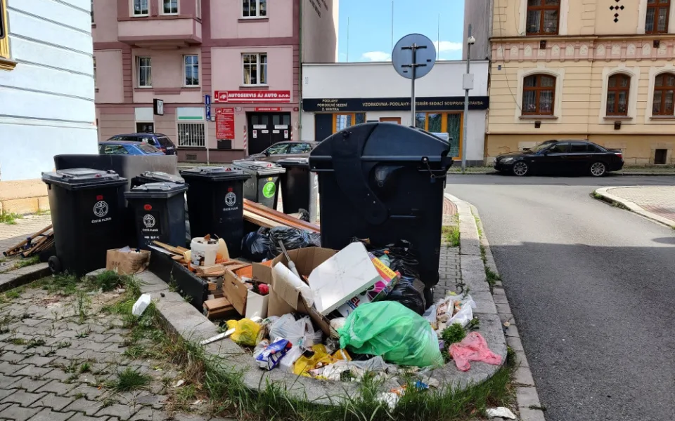 Roh ulic Zikmunda Wintra a Hřímalého v Plzni je místem, kde se nepořádek pravidelně hromadí