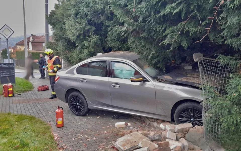 Řidička vletěla s luxusním BMW na chodník, kde zdemolovala hradbu a oplocení u domu