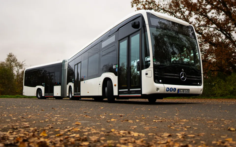 Město brázdí nový kloubový elektrobus, cestující ho potkají na lince 24 a 30